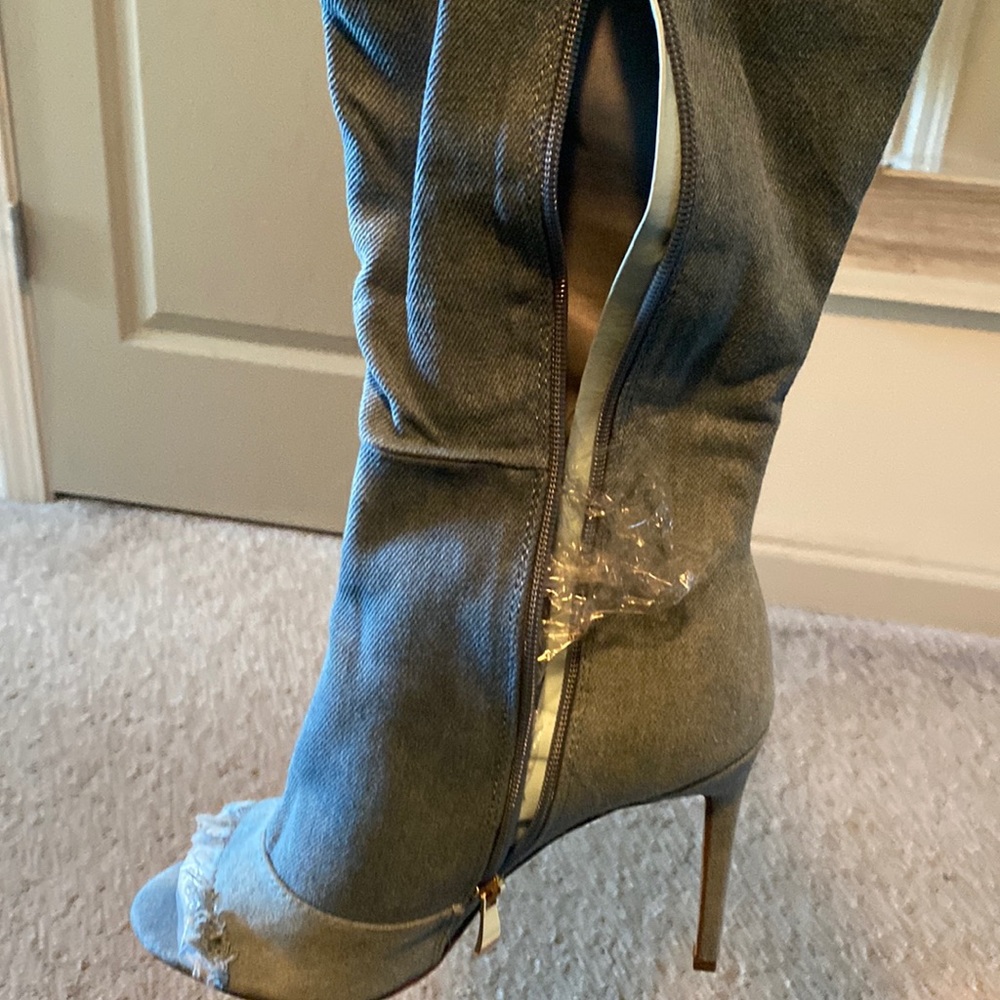 Jean ripped heel boot over knee